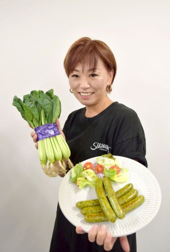 小松菜パウダー入りの「船橋ソーセージ（仮称）」をＰＲする渡辺社長＝船橋市役所