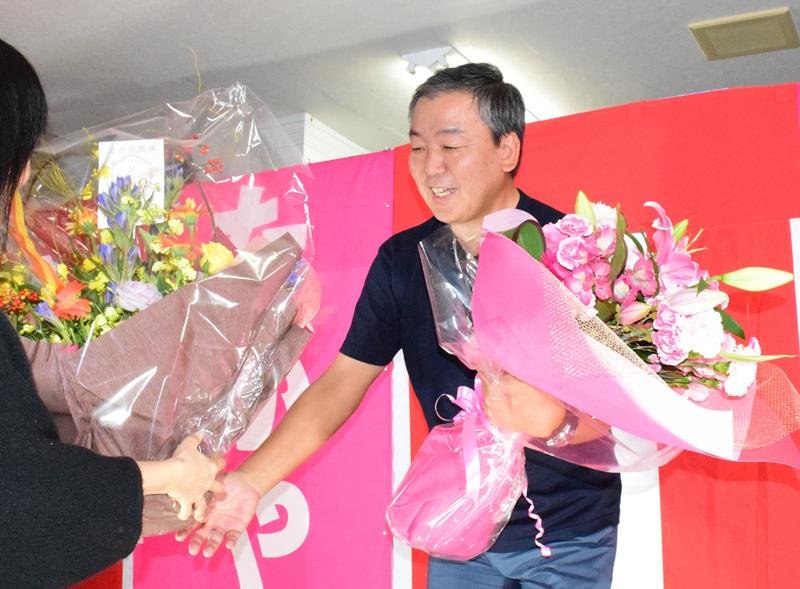 比例代表での復活当選が確実になり、支持者から花束を受けるれいわ新選組の多ケ谷氏＝２８日、茂原市
