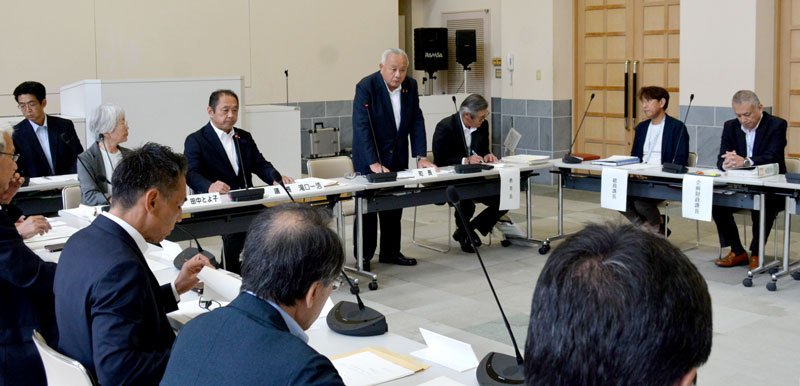 町議会全員協議会であいさつする石田町長（中央）＝２８日、御宿町役場