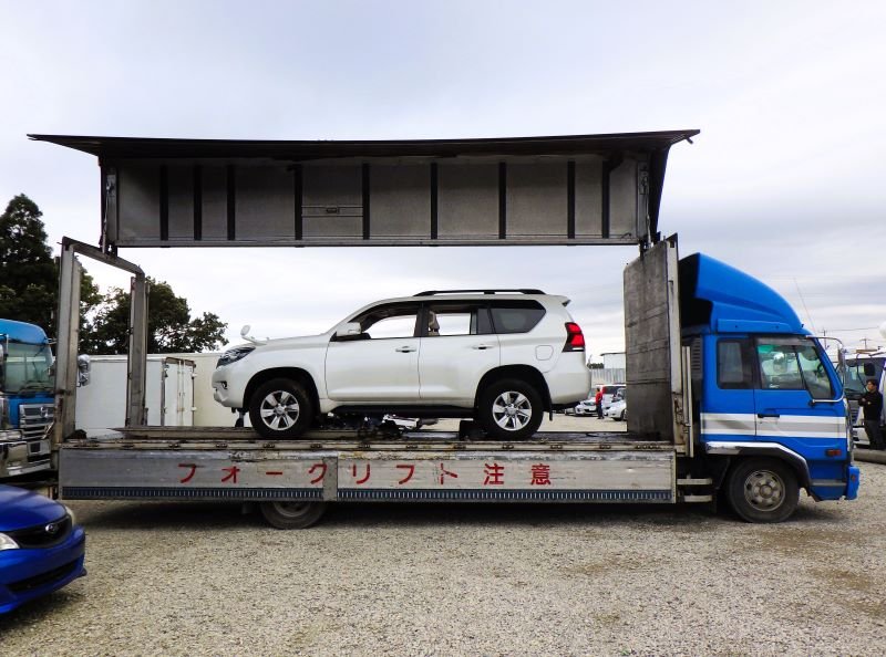 佐倉市内のヤード周辺に止まっていたトラックに積まれていた盗難車（県警提供）