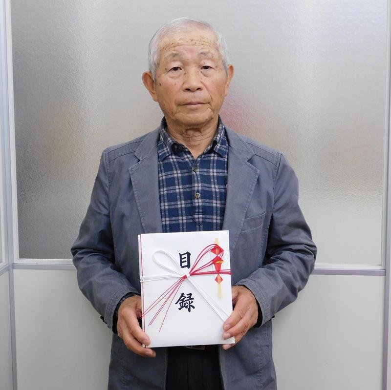 寄付金を持参した熊野さん
