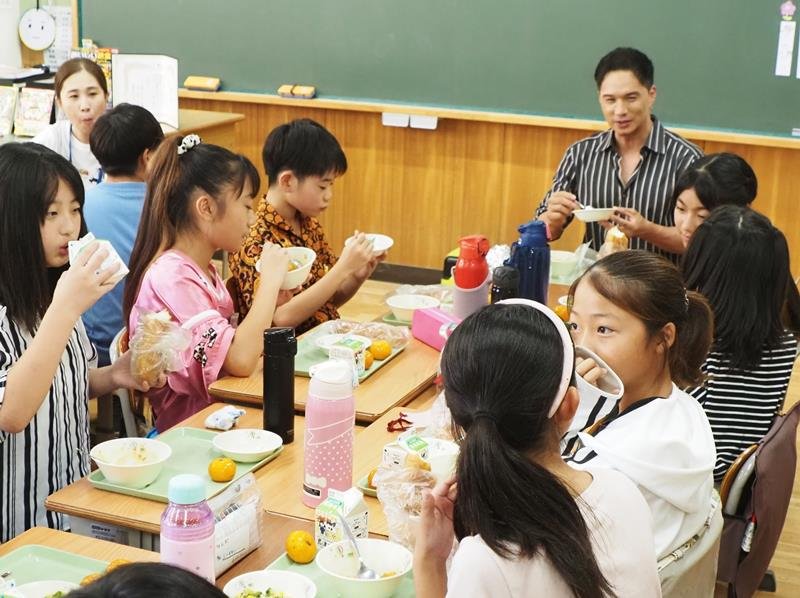 おいしい給食コンテスト　木更津・金田小が団体特別賞　絵と紹介文で表現　市原隼人さん訪れ祝福