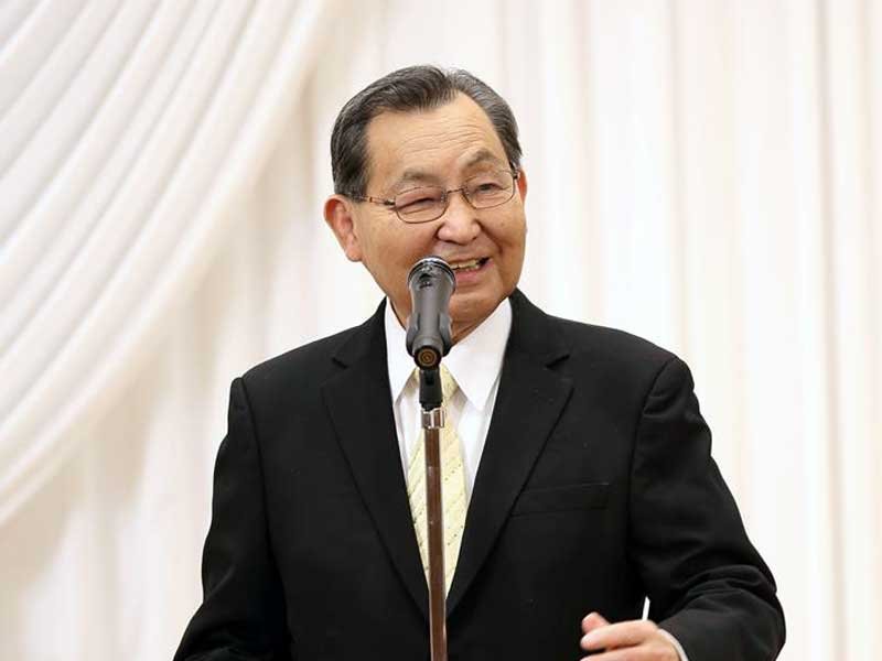 祝賀会で笑顔であいさつをする山中元県議＝千葉市中央区