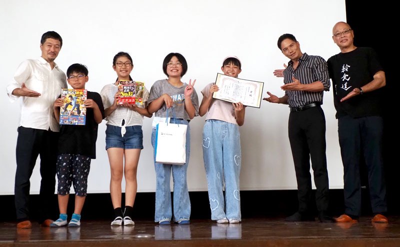 「わたしの『おいしい給食』コンテスト」で団体特別賞を受賞し、表彰される児童代表ら＝木更津市