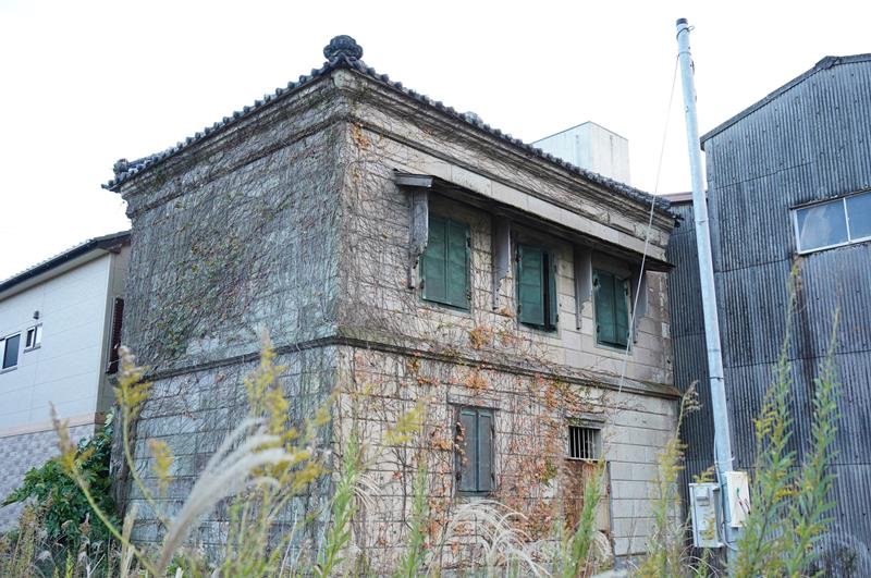 国登録有形文化財に登録される明治期に建てられた「旧明石家住宅石蔵」の外観＝２１日、銚子市
