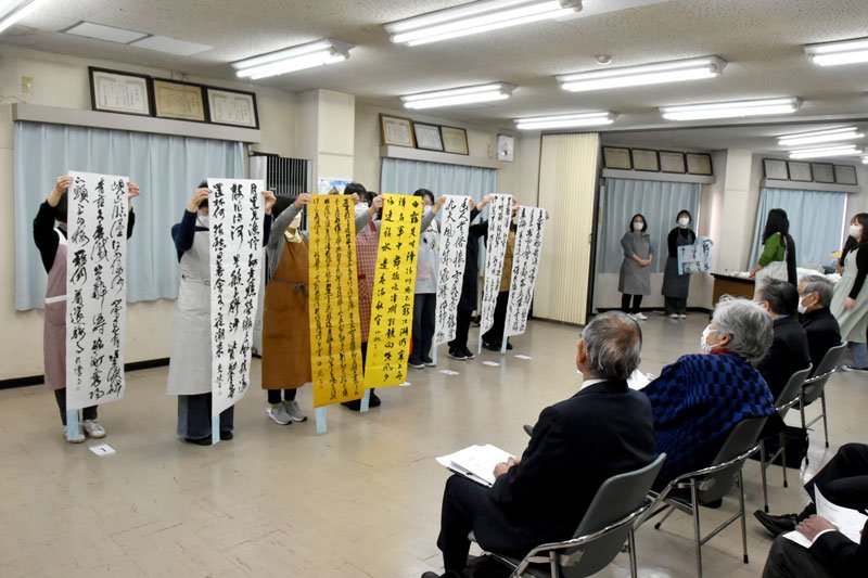 作品を厳正に審査する審査員ら＝２１日、千葉市中央区の千葉日報社