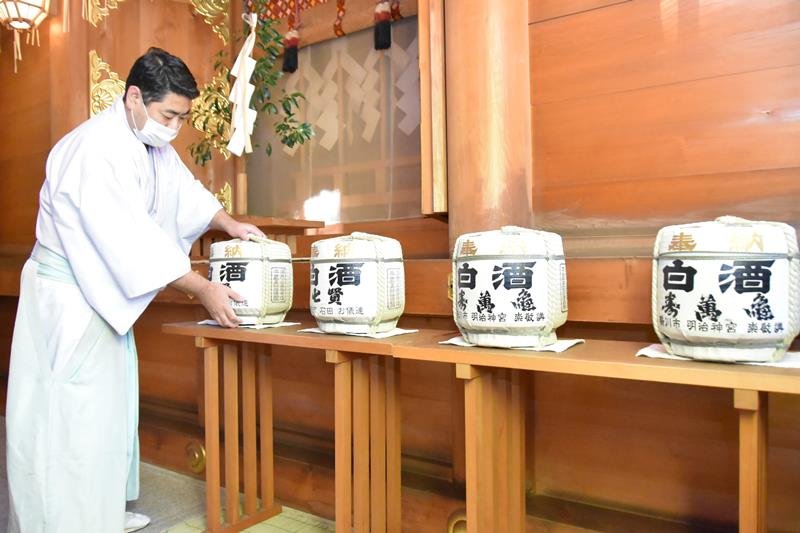 供えられた白酒＝２３日、明治神宮
