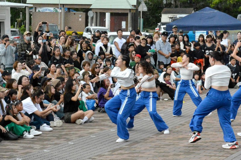 ヒップホップ調の曲に合わせダンスするチーム＝御宿町
