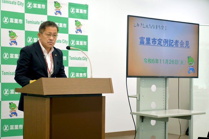 定例記者会見で県の国民健康保険運営方針について要望を訴える富里市の五十嵐市長＝２６日、同市役所