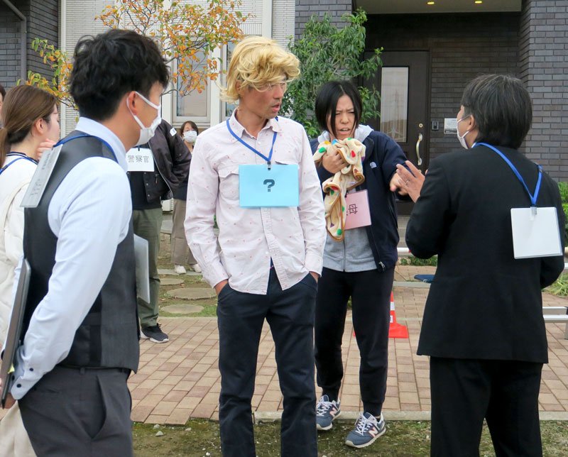 母親役らを説得する訓練に臨んだ児相職員ら＝君津市
