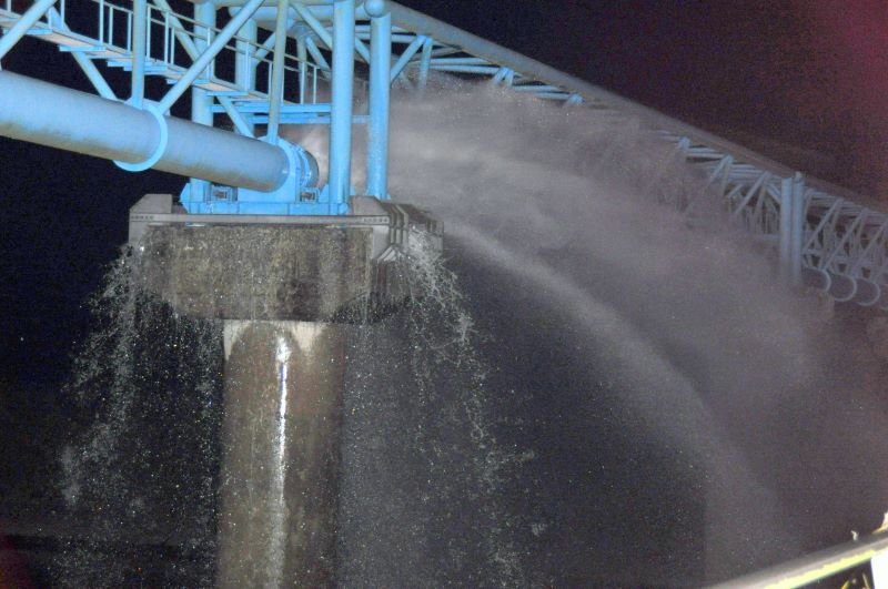 地震により水道管が破損し、水が噴き出した大坪橋＝２０２１年１０月、市原市（写真と記事は直接関係ありません）