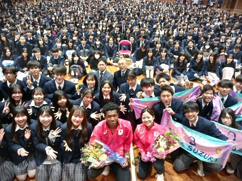 母校の松戸国際高校を訪問し生徒たちと記念写真に臨む村竹選手（中央左）と鈴木選手＝２日、松戸市
