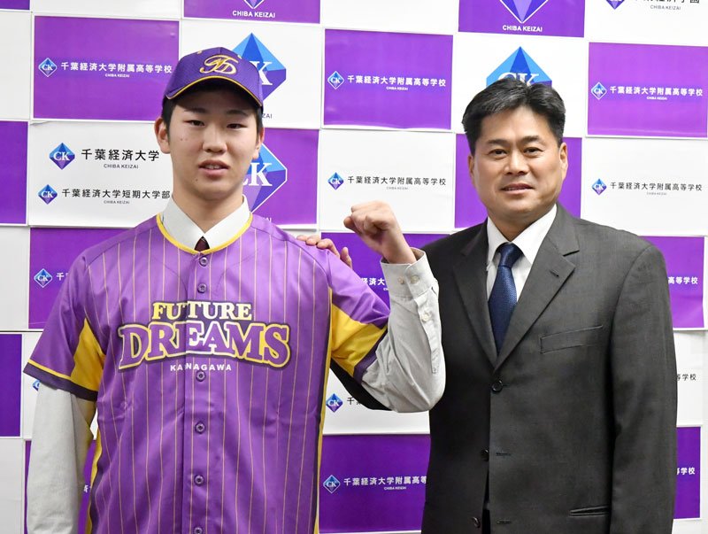 神奈川フューチャードリームスに特別合格した千葉経大付高の福井聖理投手（左）。右は武藤孝司監督＝千葉市稲毛区
