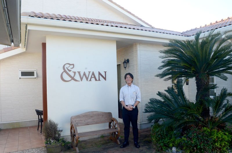 「＆ＷＡＮ九十九里」には愛犬同伴でフレンチを味わえるレストランもあり、宍倉さんは「料理にも力を入れている」と話す＝山武市