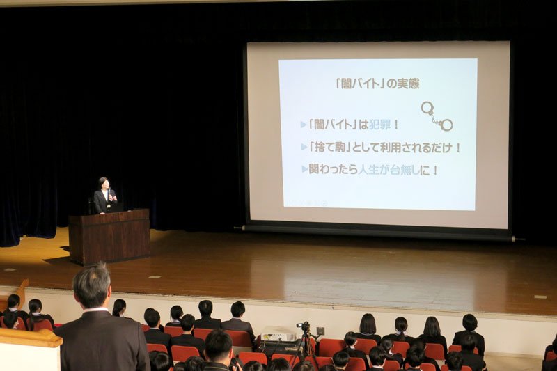 俳優・神尾楓珠さん「闇バイト加担しないで」　浦安で高校生に訴え　千葉県警の非行防止教室にサプライズ登場
