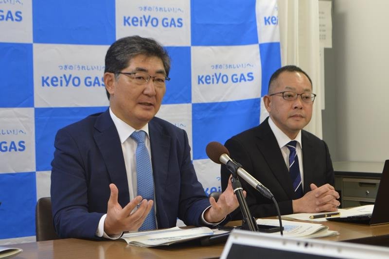 京葉ガスの新たな中期経営計画を発表する江口社長（左）＝千葉市中央区