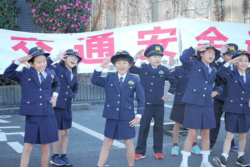 小学生元気よく啓発ダンス　冬の交通安全運動スタート　千葉北署で「パトロール出発！」　事故防止呼びかけ
