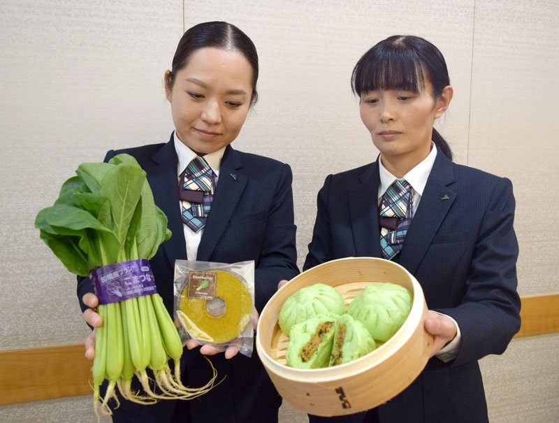 ＪＡちば東葛が開発した小松菜のバウムクーヘンと肉まん＝船橋市役所