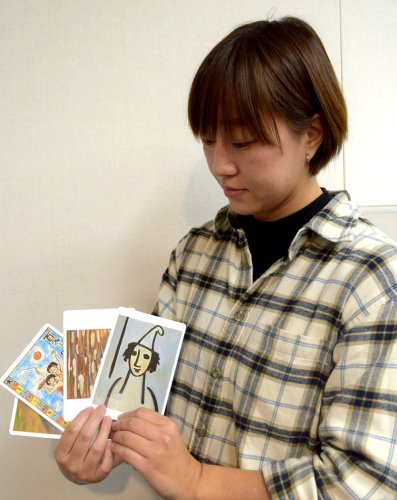 収蔵美術品４４点カードに　１５日まで全“元ネタ”展示の作品展　船橋市教委