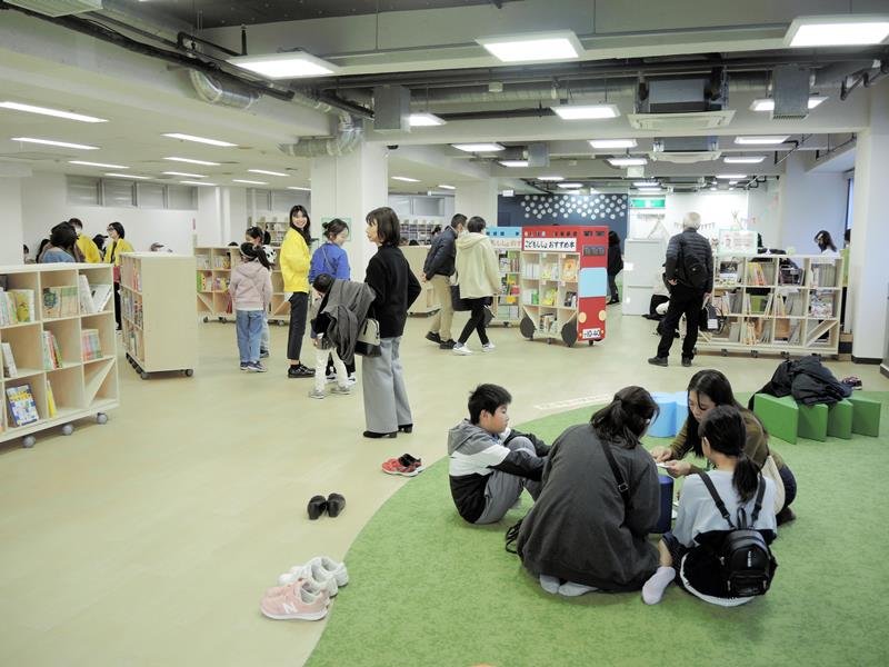 「ＴｅＴｏＴｅ」４階に開場する「本の広場」には、子ども司書が選んだ本など約５千冊が並ぶ＝柏市、１５日
