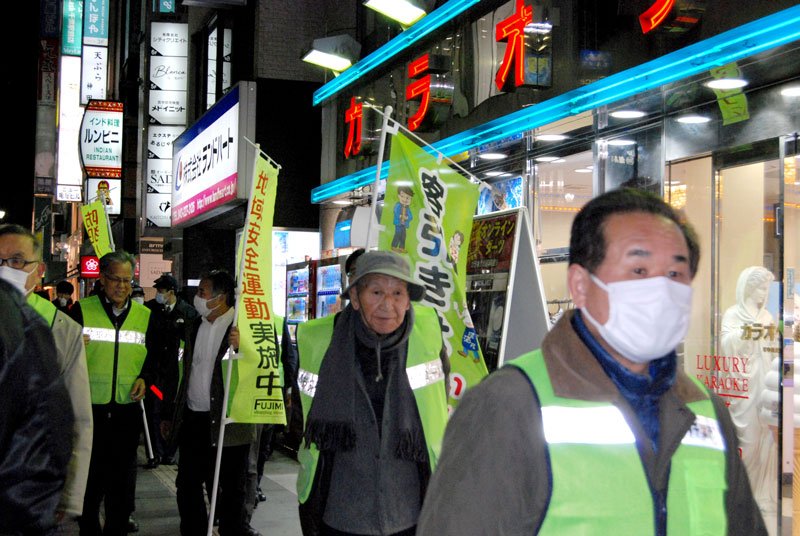 繁華街をパトロールする富士見商店街の従業員ら＝１３日午後６時ごろ、千葉市中央区富士見