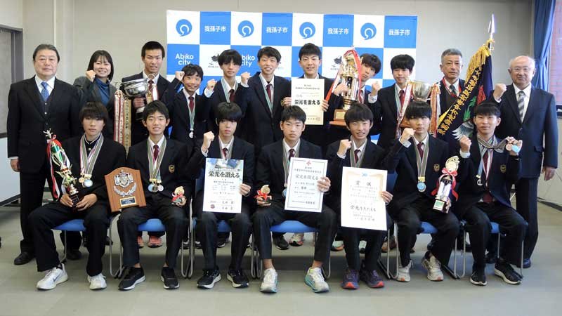 全国中学駅伝準優勝などの成果を、星野市長（後列左端）に報告に訪れた市立我孫子中駅伝部員ら＝２４日、我孫子市