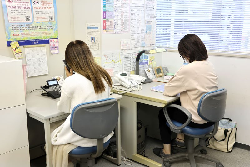 電話相談に応じる相談員ら＝９月、千葉市中央区の千葉犯罪被害者支援センター