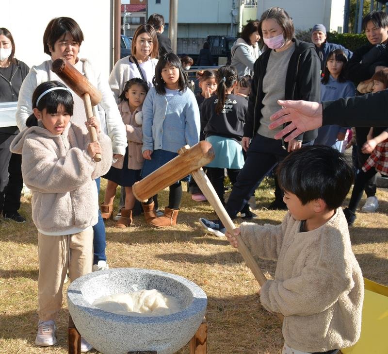 餅つきイベントに参加する子どもら＝２８日、いすみ市
