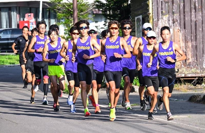 走り込む中央学院大の選手たち（同大提供）
