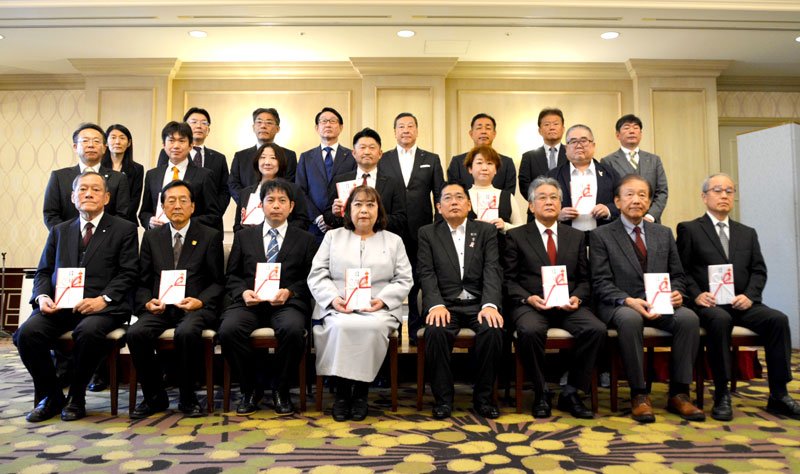 寄贈・助成を受けた各団体の代表者ら＝千葉市中央区
