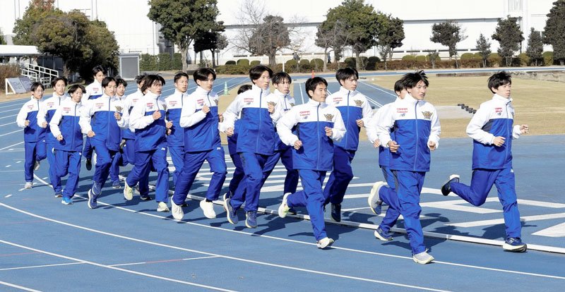 走り込む順天堂大の選手たち（順天堂大提供）