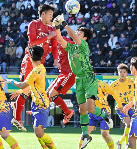 後半２８分、ＣＫから頭でゴールを決める流通経大柏の奈須（左）
