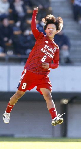 前半終了間際、チーム６点目のゴールを決め、跳び上がって喜ぶ流通経大柏の亀田