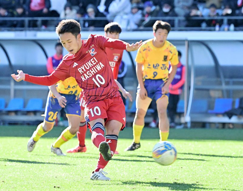 後半３５分、ＰＫでチーム８点目のゴールを決める流通経大柏の柚木