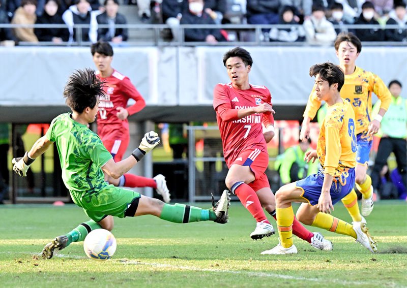 流通経大柏－上田西　前半４０分、自身２点目のゴールを決める流通経大柏の和田（７）＝フクアリ