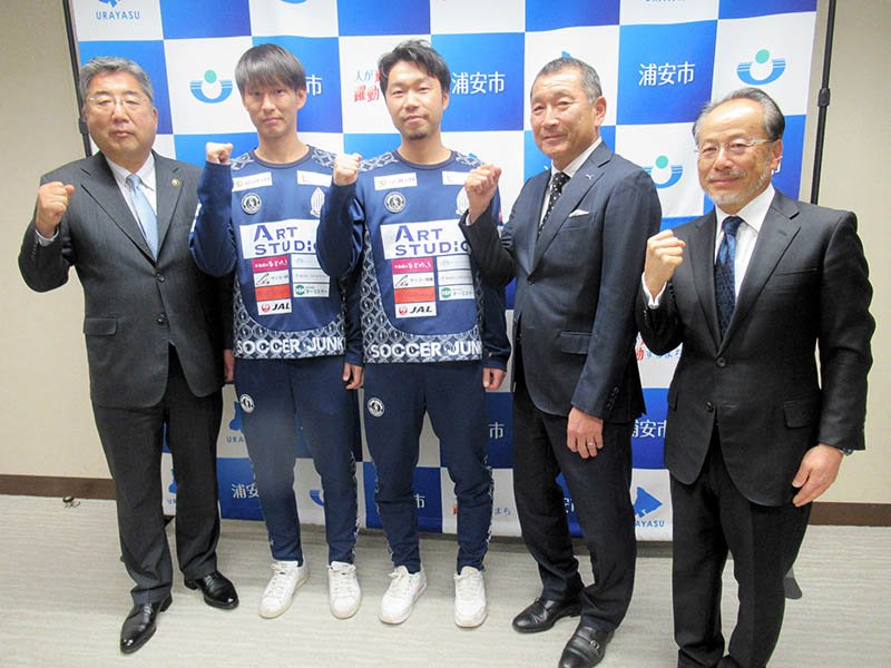 ２０２４年シーズンの報告に訪れたブリオベッカ浦安・市川の都並監督（右から２人目）ら。左端は内田市長＝７日、浦安市役所