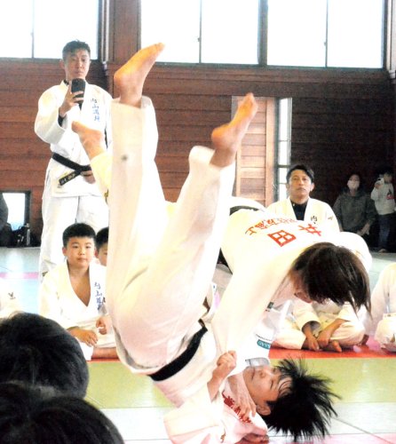 メダリストら柔道直々指導　大網白里　三井住友海上が教室　小中高生６０人と共に汗
