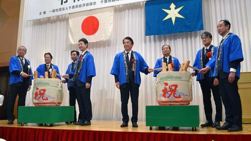 鏡開きを行う出席者＝８日、千葉市中央区