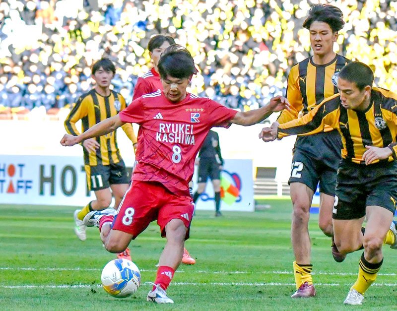 前橋育英－流通経大柏　前半１２分、先制ゴールを決める流通経大柏の亀田（８）＝国立競技場