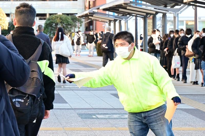 チラシを配り情報提供を呼びかける曽根貴佑さん（右）＝１７日、市原市のＪＲ姉ケ崎駅前