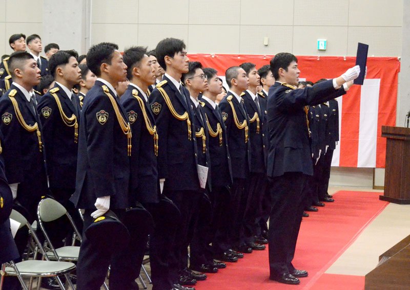 答辞を述べる県警察学校の卒業生代表（右）＝２７日、東金市