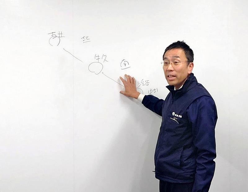 記者会見で法定協議会への移行を辞退した理由などについて説明する石川社長＝３０日、市原市の小湊鉄道本社