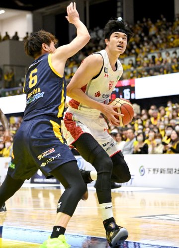 宇都宮戦の第１クオーター、ゴール下へ切り込む千葉Ｊの渡辺（右）＝宇都宮市体育館
