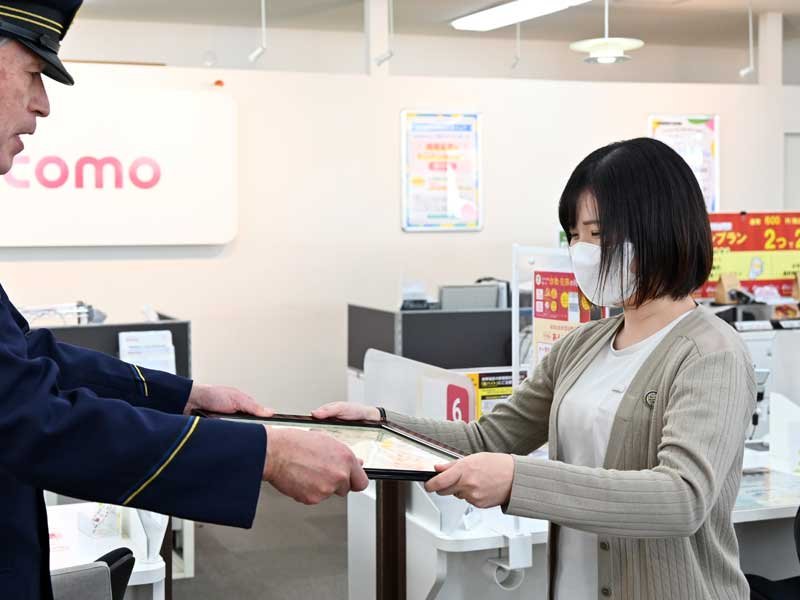 感謝状を受け取る湯川さん（右）＝１月３１日、千葉市稲毛区