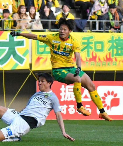 右サイドからシュートを放った千葉の岩井
