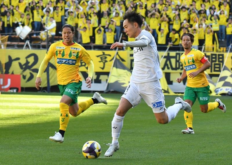 千葉－柏　前半、ドリブルで攻め込む柏の小屋松（中央）。この後に先制ゴールを決める＝フクアリ
