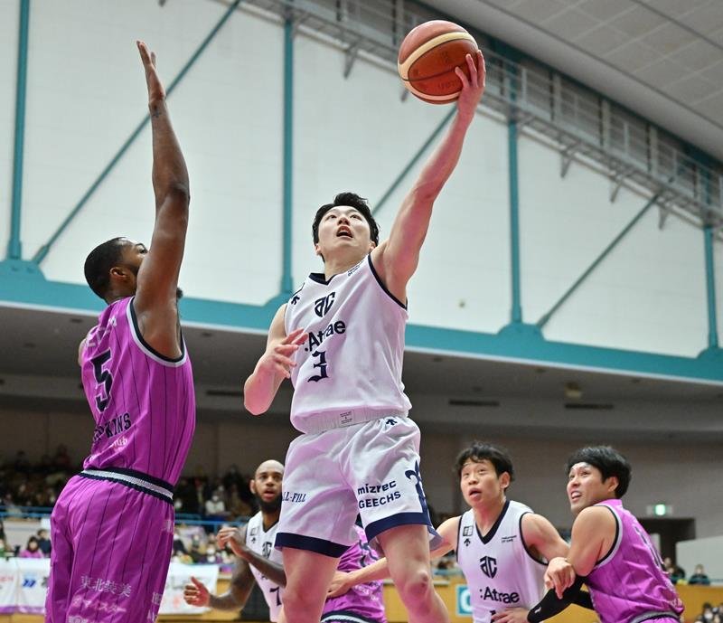 福島戦でシュートを放つＡ千葉の黒川＝須賀川市（（ｃ）Ｂ．ＬＥＡＧＵＥ）
