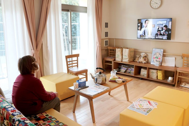 居住棟に６カ所作られた「コミュニティラウンジ」＝５日、館山市の「かにた婦人の村」