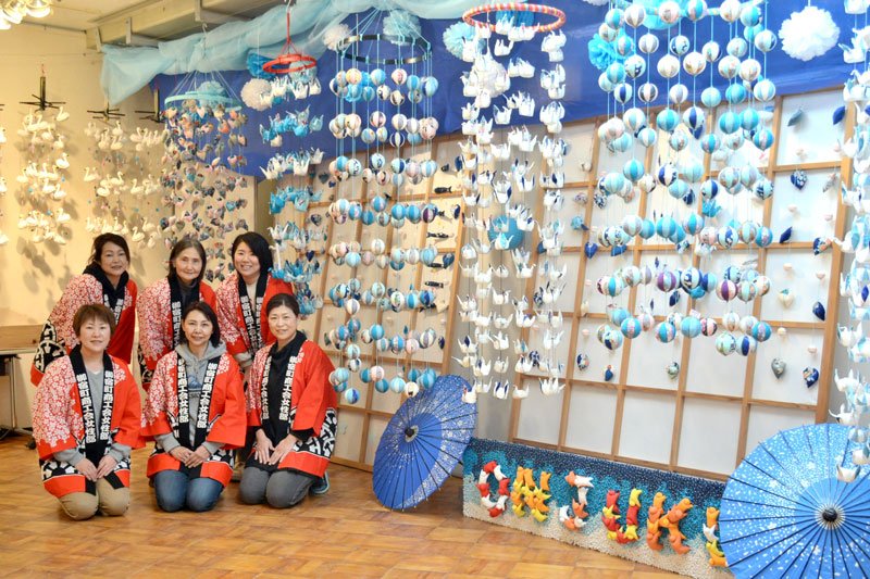 １５日からプレオープンする月の沙漠記念館。青色のつるし雛が飾られた＝１４日、御宿町