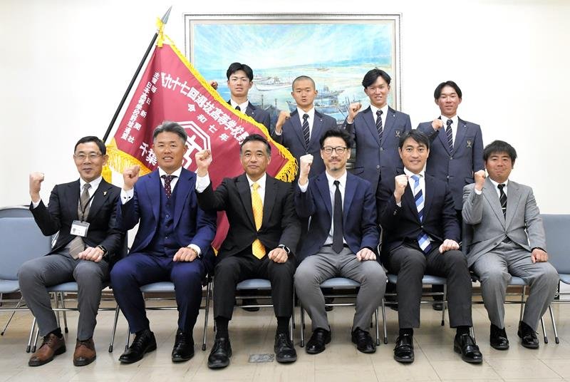 山本主将（後列右）の「優勝するぞ」のかけ声とともに記念写真に納まる千葉黎明の（後列右から）山本、田代、川村、大橋ら＝千葉日報社
